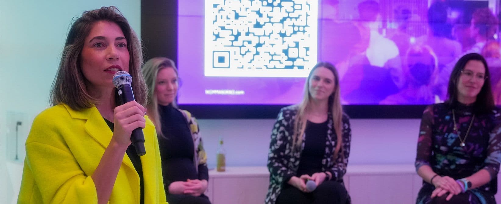 Sophia Rödiger im gelben Blazer spricht bei einem Panel von 1KOMMA5° und Netlight