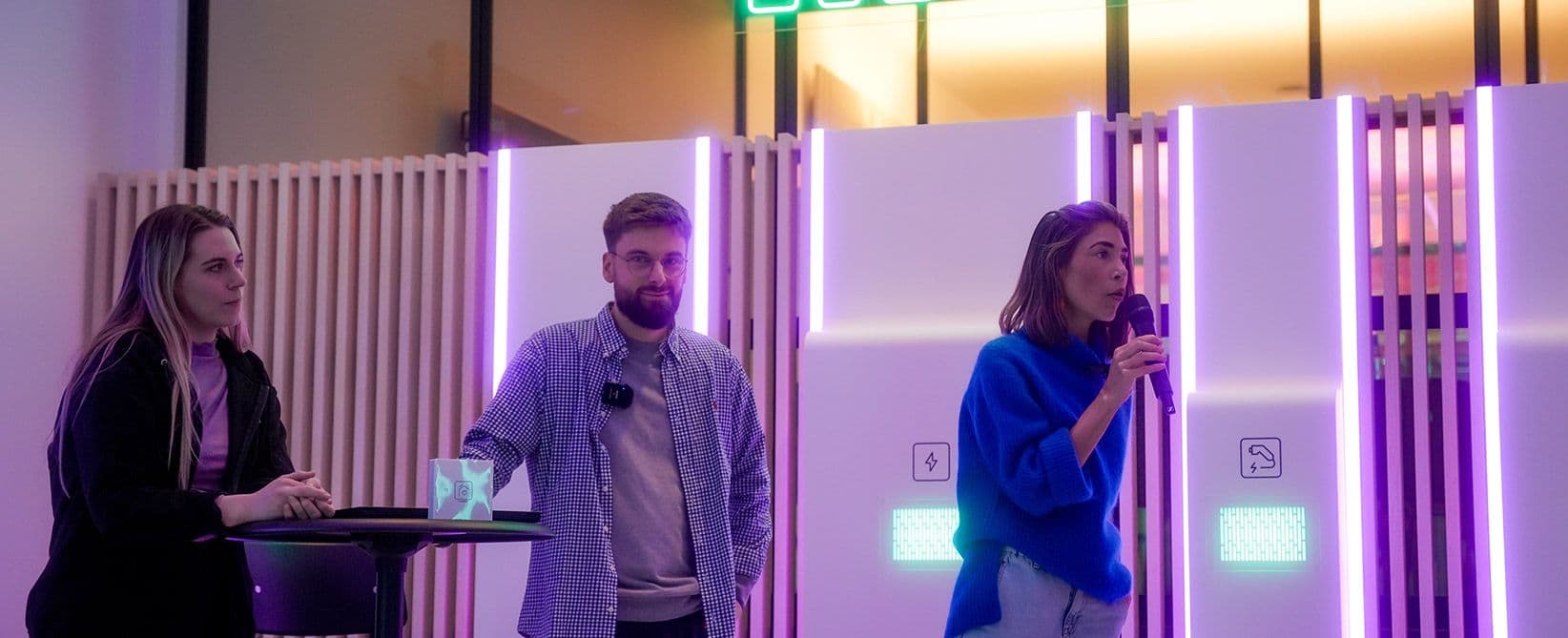Sophia Rödiger im blauen Pullover spricht auf der Bühne bei 1KOMMA5° x SDC